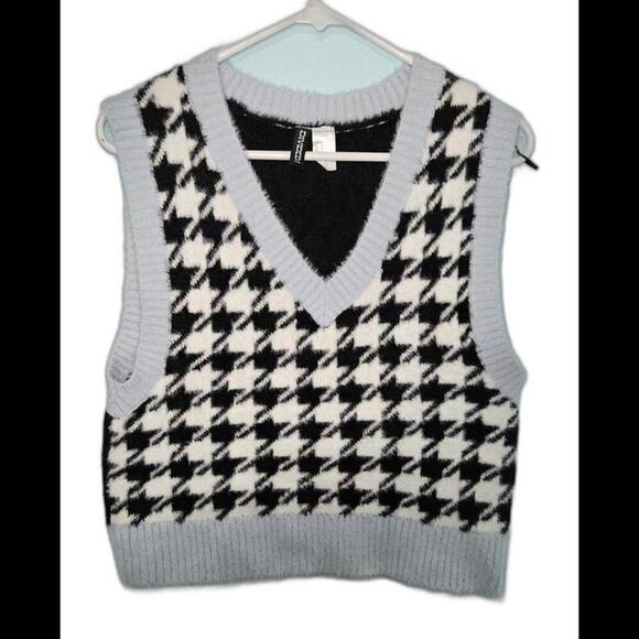 H&M Divided Fuzzy/Soft Black and White Houndstooth Sweater Vest Size Medium - Picture 1 of 5